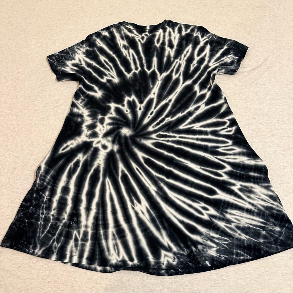 Black and White Tie-Dye T-Shirt‎ Dress - Picture 4 of 4